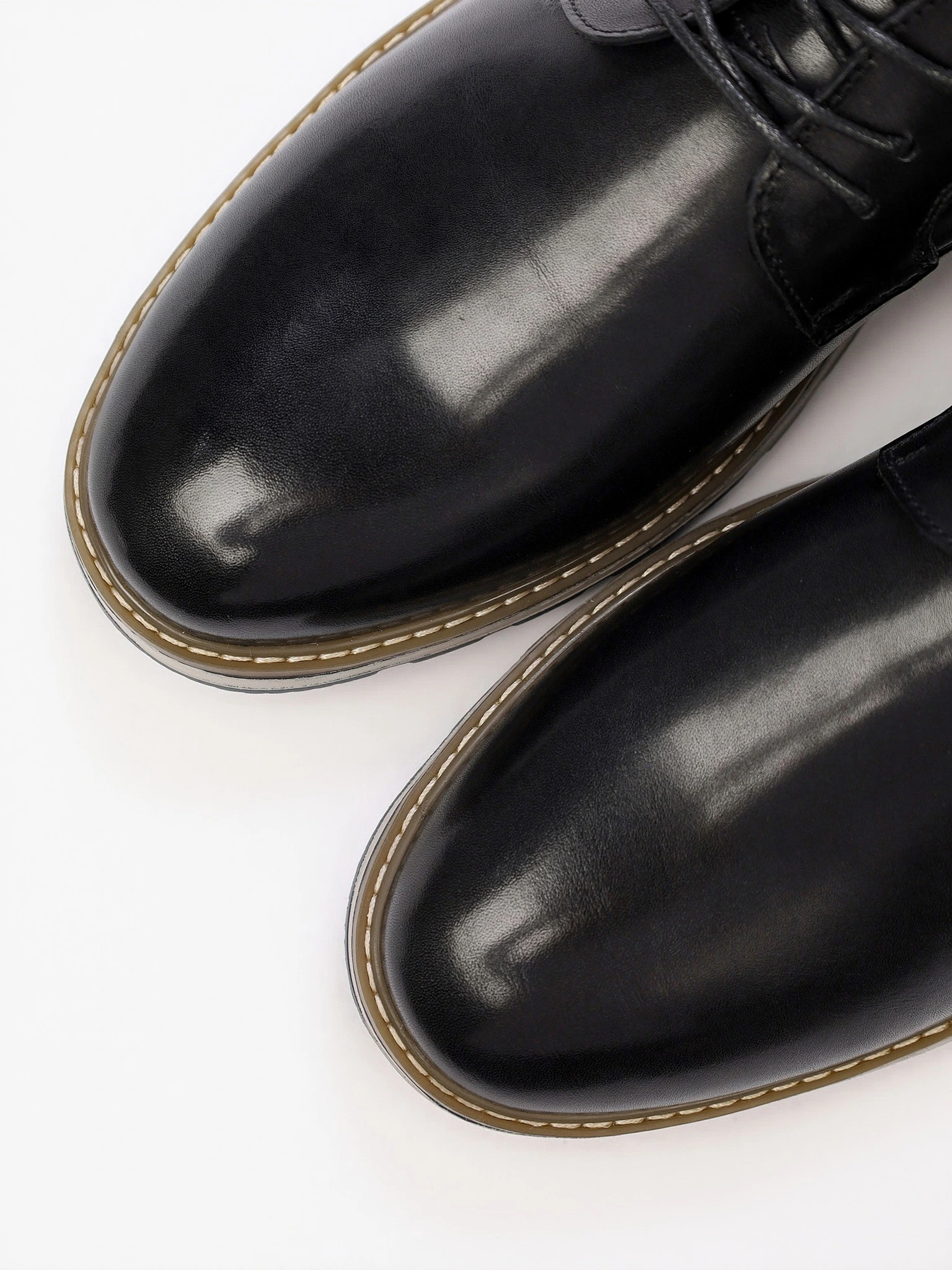 Туфли-дерби черного цвета со шнуровкой